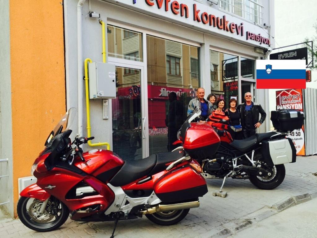 Evren Проживание в семье Болу